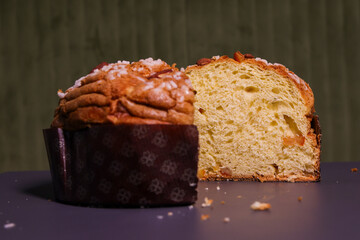 Panettone classico artigianale di una pasticceria appena sfornato e tagliato a metà