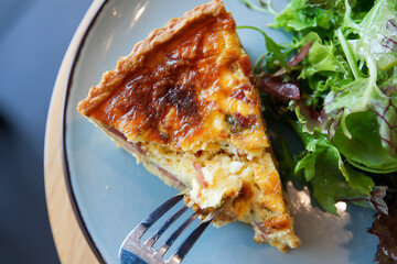 quiche lorraine slice top view