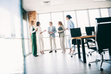 Obraz premium A professional team collaborates in a modern office setting to discuss a dynamic group project with diverse perspectives.