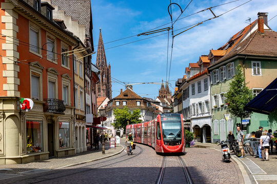 Stadtzentrum von Freiburg im Breisgau mit Stra&szlig;enbahn