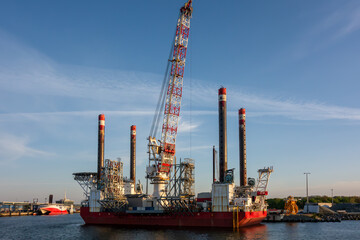 Obraz premium Offshore Jack-Up Vessel for Wind Farm Construction. Heavy-Lift Ship, Renewable Energy Infrastructure, Marine Engineering, Sustainable Offshore Projects