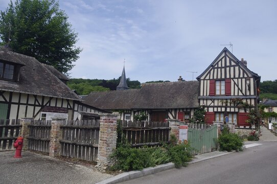 Une rue de Bec-Hellouin