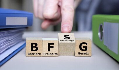 Würfel bilden das Akronym BFSG (Barrierefreiheitsstärkungsgesetz)