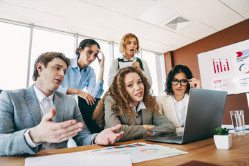 Obraz premium Business team facing challenges in the office during a formal meeting, showcasing teamwork, collaboration, and professional problem solving