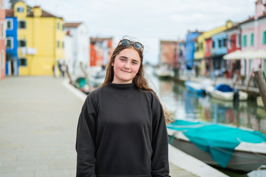 Fototapeta Teenager explores the colorful streets of Burano and Murano in Venice