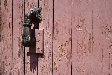 Le heurtoir de la porte