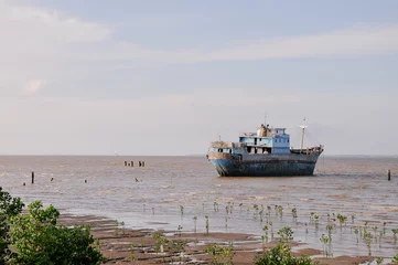 Selbstklebende Fototapeten wooden ship on the seashore © and