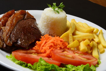 Picanha grelhada, servida com batatas fritas e salada