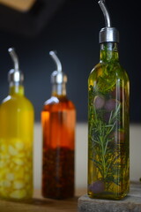 Azeite de oliva de ervas preparado com alho