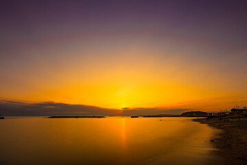  黄金色に染まる諏訪町下海岸の美しい夕景　神奈川県　湘南　葉山町