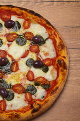 Pizza Caprese, molho tomate, mozzarella de búfala , pesto de manjericão  e tomate cereja