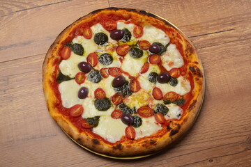 Pizza Caprese, molho tomate, mozzarella de b&uacute;fala , pesto de manjeric&atilde;o  e tomate cereja