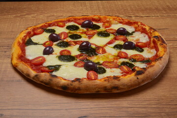 Pizza Caprese, molho tomate, mozzarella de búfala , pesto de manjericão  e tomate cereja