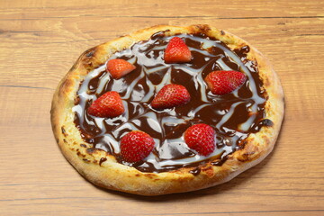 Pizza doce de chocolate com morangos