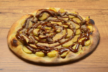 Pizza de banana com doce de leite e canela