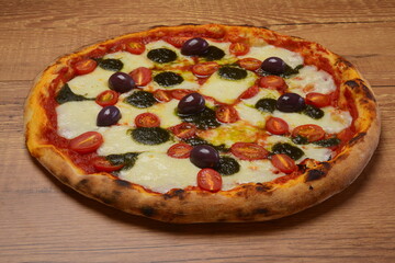 Pizza Caprese, molho tomate, mozzarella de búfala , pesto de manjericão  e tomate cereja