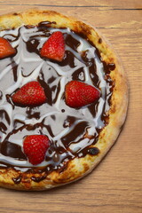 Pizza doce de chocolate com morangos