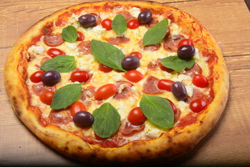 Pizza paulista, molho tomate, mozzarella, calabresa, tomate cereja, azeitonas pretas e manjericão