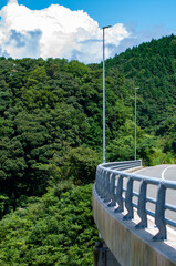 山と道と夏の雲