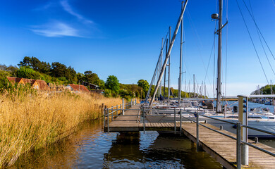 Schiffsanleger und Landschaft am Neuensiener See in Seedorf, Rügen, Mecklenburg-Vorpommern, Deutschland
