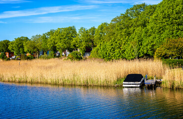 Schiffsanleger und Landschaft am Neuensiener See in Seedorf, Rügen, Mecklenburg-Vorpommern, Deutschland