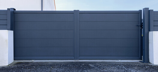 Portail en aluminium d'une maison