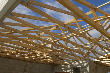 Détail de la construction d'une charpente en bois d'une maison