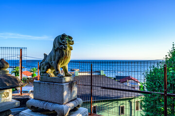  秋谷熊野神社から望む海と狛犬の静かな朝　神奈川県横須賀