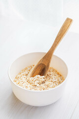 木のスプーンですくうクイックオーツ