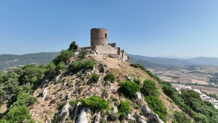 Vista aérea del castillo de Jimena de la Frontera en el parque natural de los alcornocales en la provincia de Cádiz, Andalucía