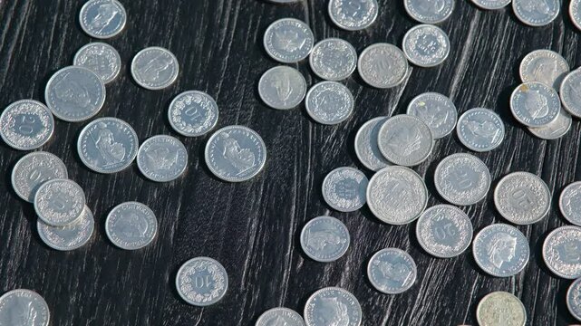 Verschiedene Schweizer M&uuml;nzen, Kleingeld  in der W&auml;hrung Schweizer Franken, Geldm&uuml;nzen, Notgroschen,  Schweiz, Rappen und Franken, rotierender Geld Hintergrund