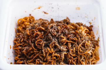 黒胡椒たっぷりカップ焼きそば