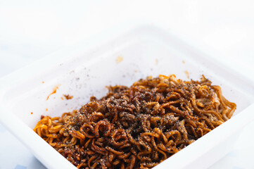 黒胡椒たっぷりカップ焼きそば