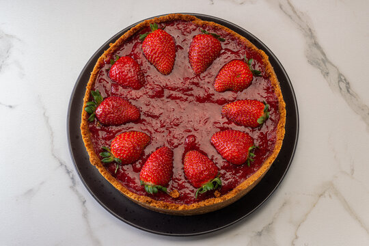 Torta de morango servida em fatias.