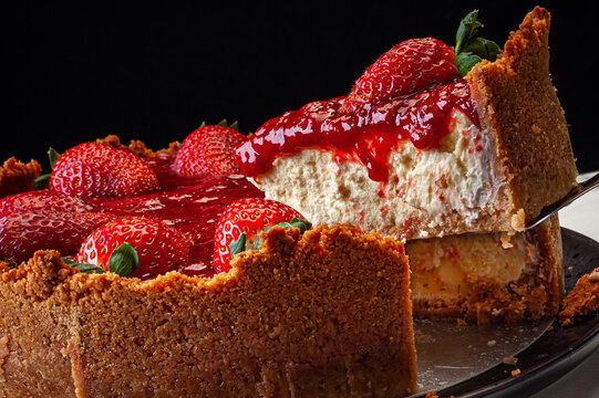 Torta de morango servida em fatias.