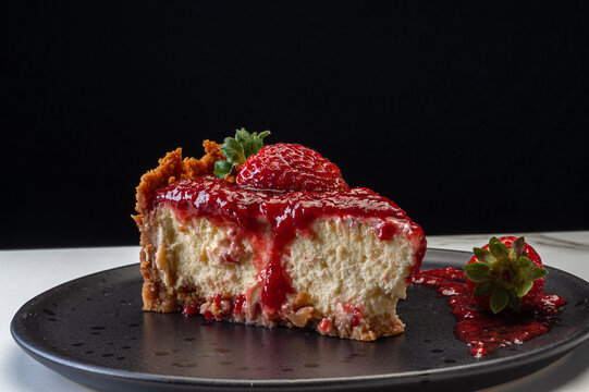 Torta de morango servida em fatias.