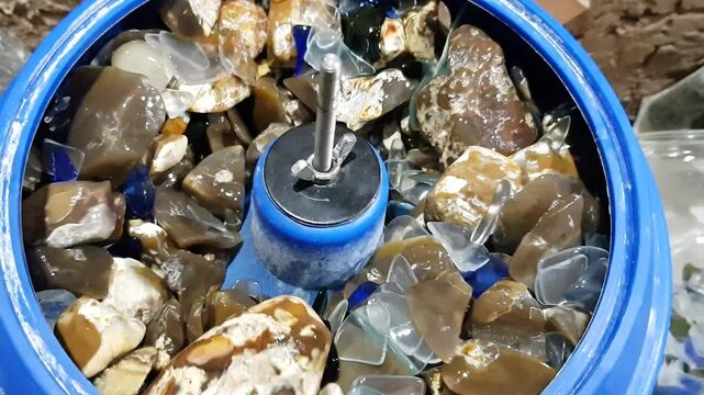 Vibratory tumbling of polishing stones, rotation of rounded flints and chalcedonies without abrasive powder