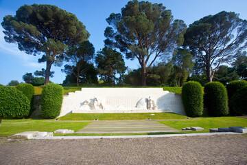 Piękny park i pomnik pamięci, Bayonne, Francja, Beautiful park and memorial monument, Bayonne, France