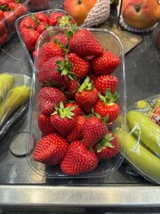 barquette de fraise sur l'étal d'un primeur sur le marché