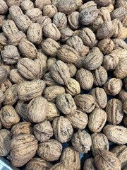 Noix en tas au soleil, fruits sec au marché