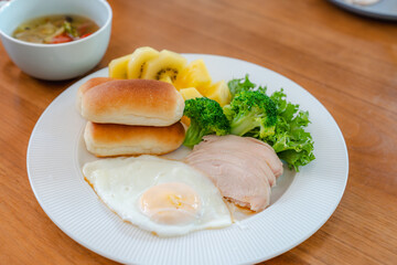 Healthy Breakfast Plate with Bread, Ham, and Fruits 健康的な朝食プレート