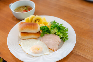 Healthy Breakfast Plate with Bread, Ham, and Fruits 健康的な朝食プレート