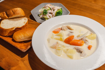 Warm Dinner with Cream Stew and Bread クリームシチューのあたたかい夕食
