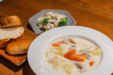 Warm Dinner with Cream Stew and Bread クリームシチューのあたたかい夕食
