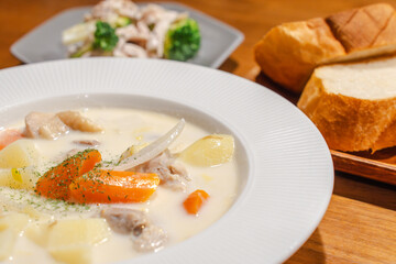 Warm Dinner with Cream Stew and Bread クリームシチューのあたたかい夕食
