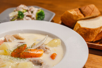 Warm Dinner with Cream Stew and Bread クリームシチューのあたたかい夕食
