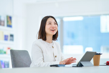 和やかな雰囲気の中で仕事をする女性