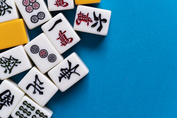 青背景に並ぶマージャン牌