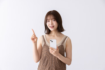 スマートフォンを使う若い女性
