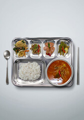 식판, 배식판, 군대 배식판, 무료 배식판, 무료배식, 쌀밥, 김치찌개, 잡채, 소세지 볶음, 고추장아찌, 멸치볶음, 한식, 도시락, 컨셉, 준비, 무료, 줄을서다, 육군, 군대, 짠밥, 밥퍼, 스테인레스 그릇, 주방, 배급, 구내식당, 대학식당